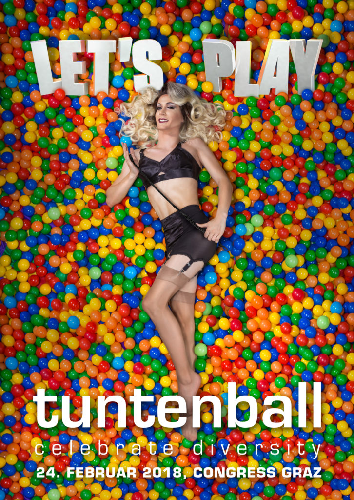 Miss Tuntenball ist am Plakat zu "Let's Play" zu sehen. Miss Tuntenball ist am Plakat zu "Let's Play" zu sehen.
