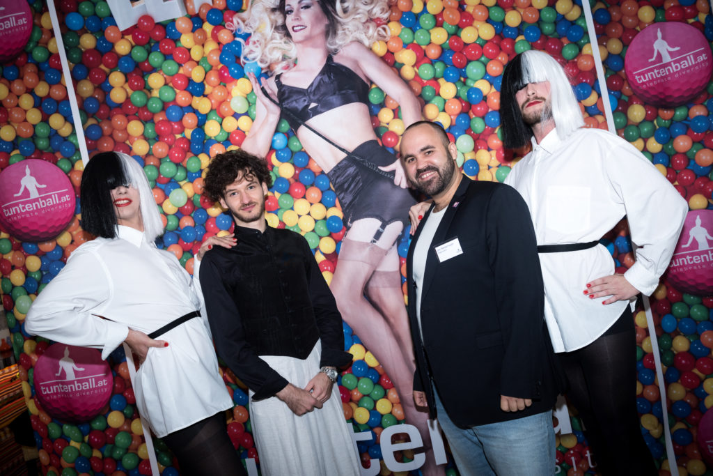 Sia Sisters und PantherInnen präsentieren Plakat zu "Let's Play". Sia Sisters und PantherInnen präsentieren Plakat zu "Let's Play".