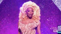 RuPaul reibt sich die Hände