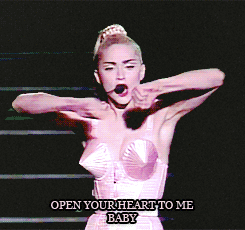 Madonna singt Open Your Heart to me Baby